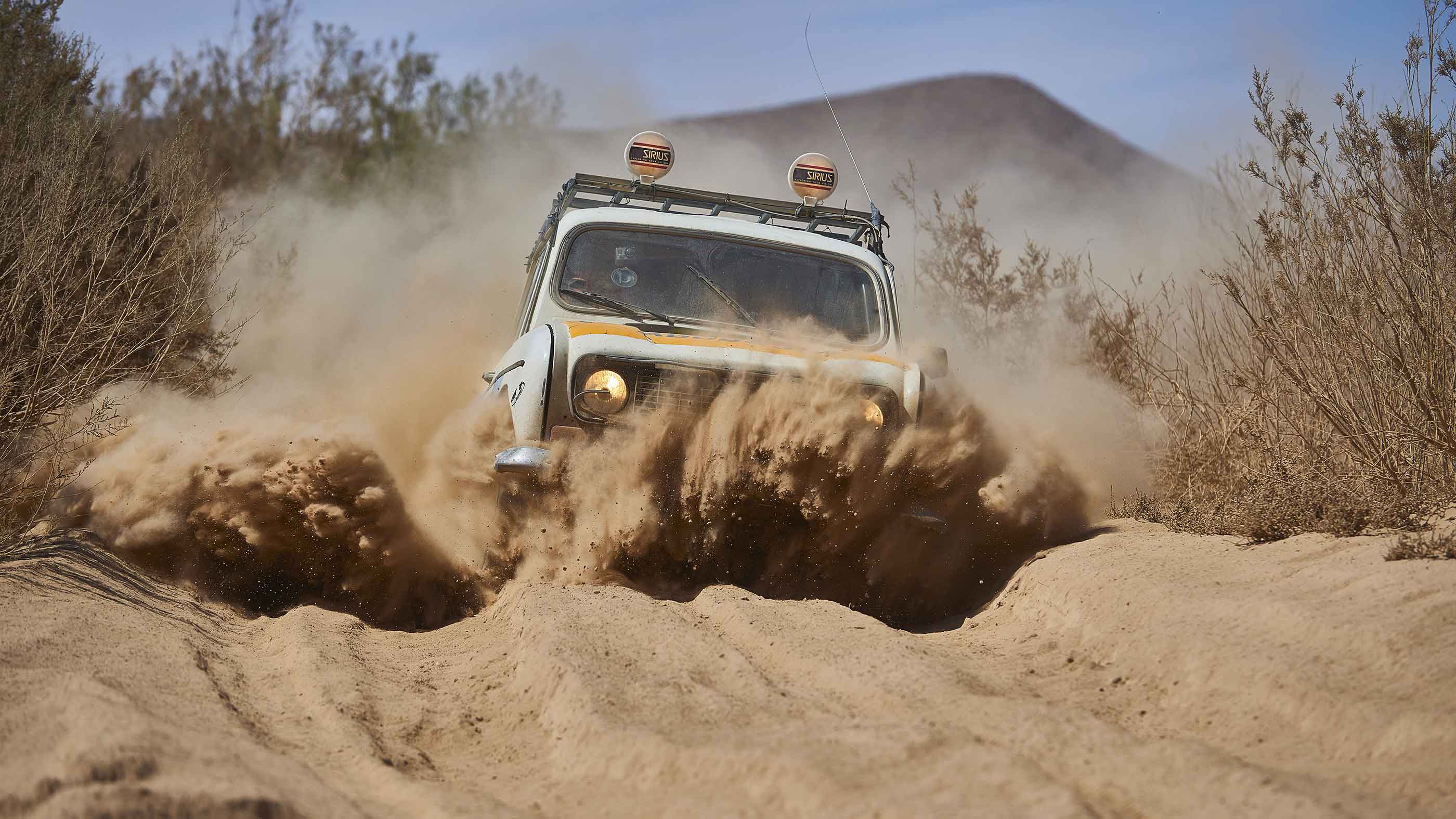 Una Renault 4 in un passaggio sabbioso in Marocco